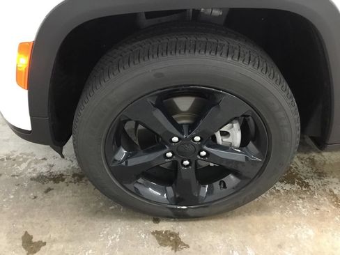 Used 2024 Jeep Grand Cherokee L Altitude AWD/4WD image 4