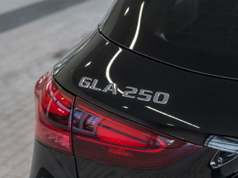Certified 2025 Mercedes-Benz GLA 250 4MATIC image 18