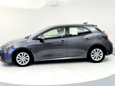 Used 2024 Toyota Corolla SE w/ SE Package image 3