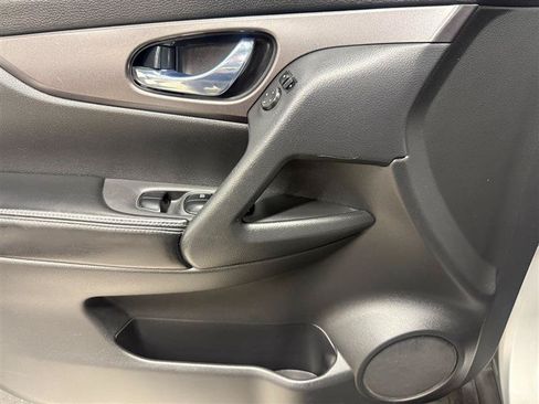 Used 2016 Nissan Rogue SV w/ SV Premium Package FWD image 12