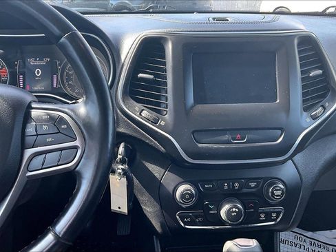 Used 2020 Jeep Cherokee Latitude w/ Cold Weather Group image 15