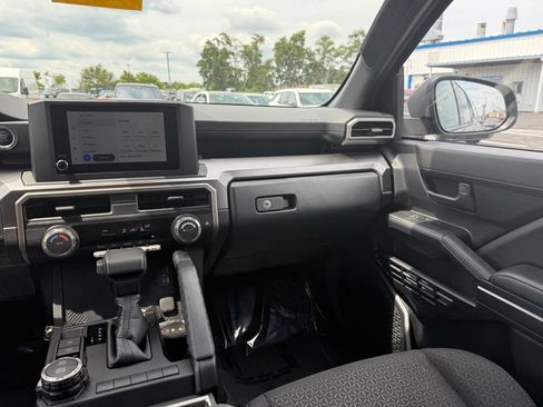 Used 2025 Toyota 4Runner SR5 AWD/4WD image 17