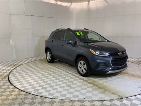 Used 2022 Chevrolet Trax LT w/ LT Convenience Package image 2
