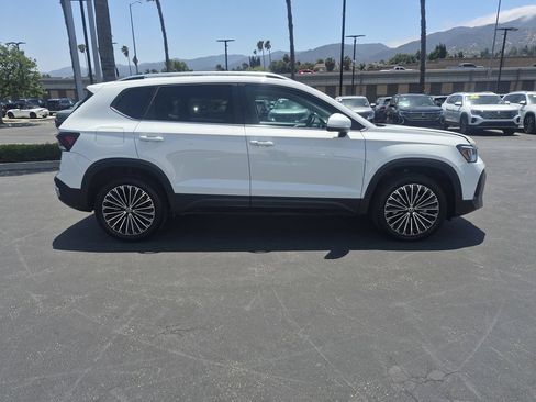 Used 2025 Volkswagen Taos SE FWD image 8