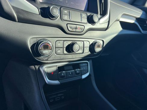 Used 2023 GMC Terrain SLT image 22