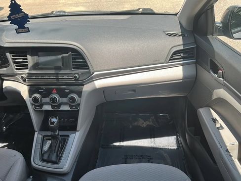 Used 2019 Hyundai Elantra SE FWD image 26