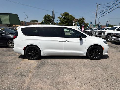 Used 2025 Chrysler Pacifica Limited FWD image 6
