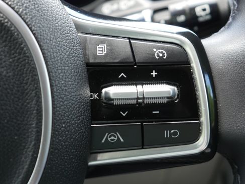 Used 2024 Kia Carnival LX FWD image 26