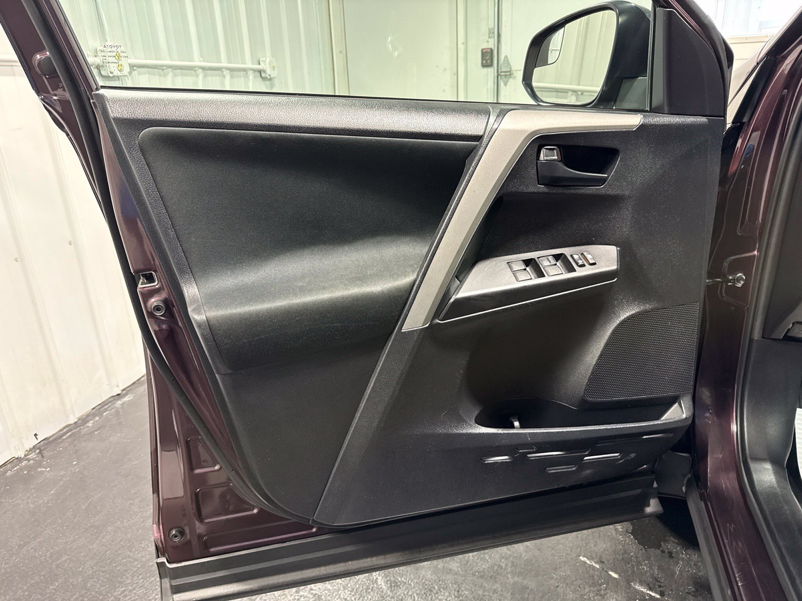 Used 2017 Toyota RAV4 LE AWD/4WD image 22
