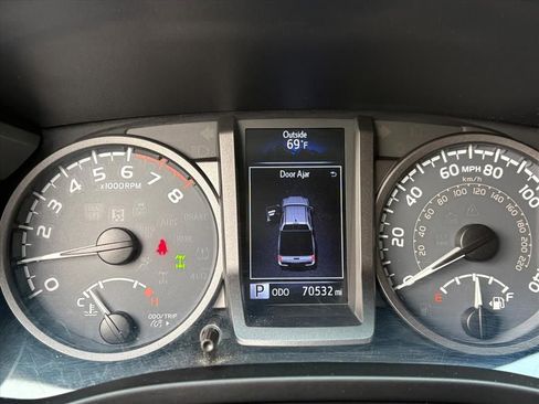 Used 2016 Toyota Tacoma TRD Off-Road w/ Towing Package image 9