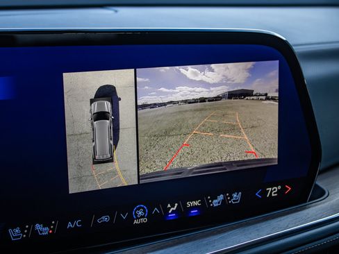 Used 2025 Chevrolet Suburban High Country image 40