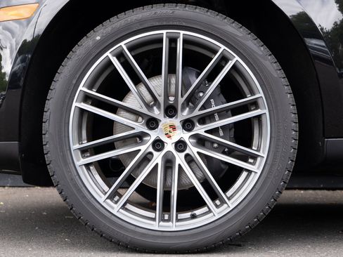 Used 2025 Porsche Macan image 12