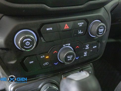Used 2022 Jeep Renegade Latitude w/ Convenience Group AWD/4WD image 21