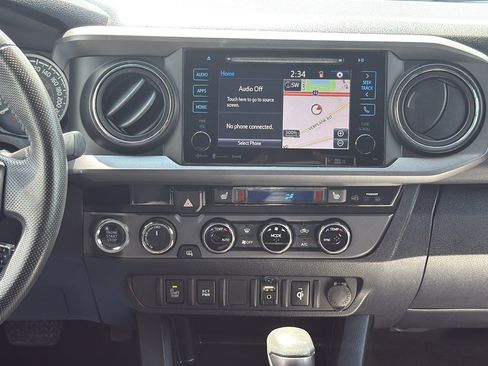 Used 2017 Toyota Tacoma TRD Sport AWD/4WD image 18