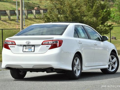 Used 2014 Toyota Camry SE w/ Moonroof Package image 5