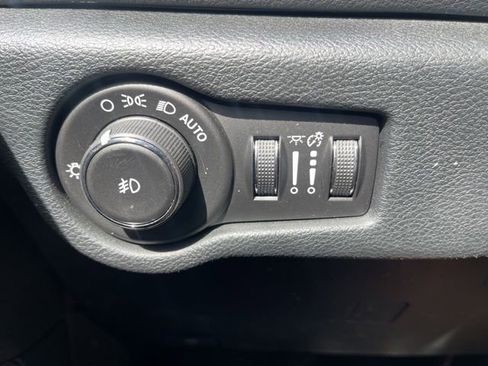 Used 2018 Chrysler Pacifica Touring-L w/ S Appearance Package FWD image 18