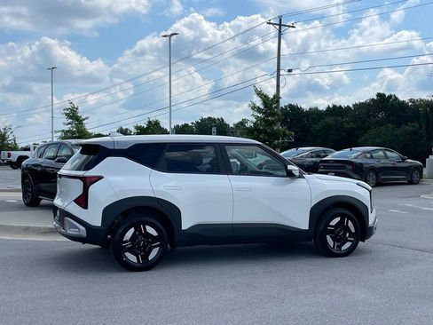 New 2027 Kia Seltos LX FWD image 8