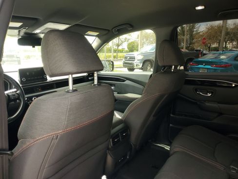 Used 2025 Honda Pilot Sport image 12