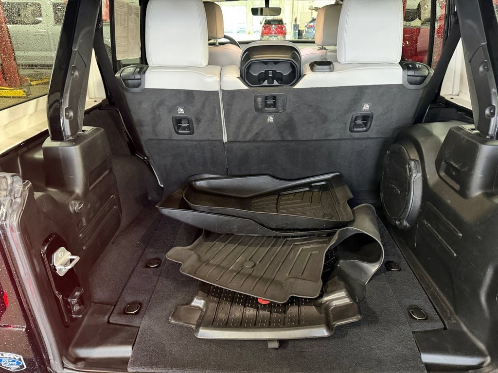 Used 2022 Jeep Wrangler Unlimited Sahara AWD/4WD image 25