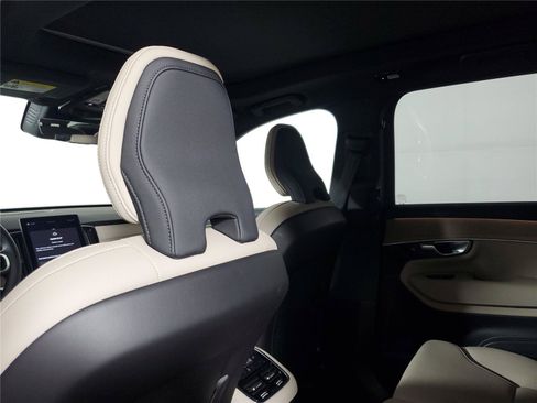 Certified 2026 Volvo XC90 B6 Plus AWD/4WD image 12