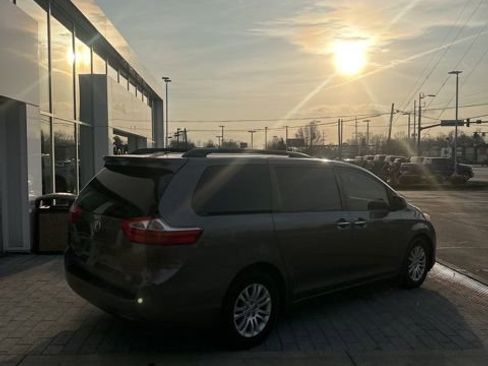 Used 2017 Toyota Sienna XLE image 9