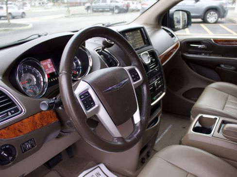 Used 2015 Chrysler Town & Country Touring image 11