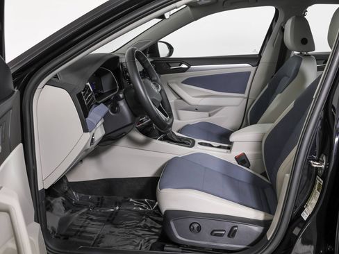 Used 2025 Volkswagen Jetta SE w/ Sunroof Package FWD image 7