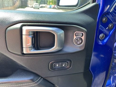 Used 2018 Jeep Wrangler Unlimited Sahara w/ Cold Weather Group AWD/4WD image 19