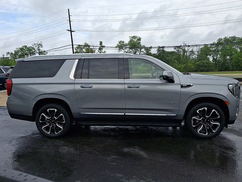 Used 2023 GMC Yukon XL SLT w/ SLT Luxury Package AWD/4WD image 7