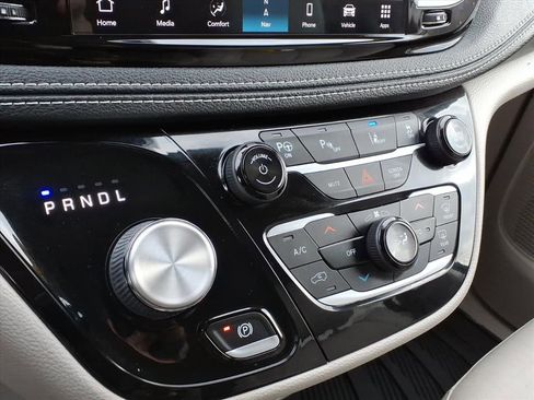 Used 2021 Chrysler Pacifica Touring-L image 21