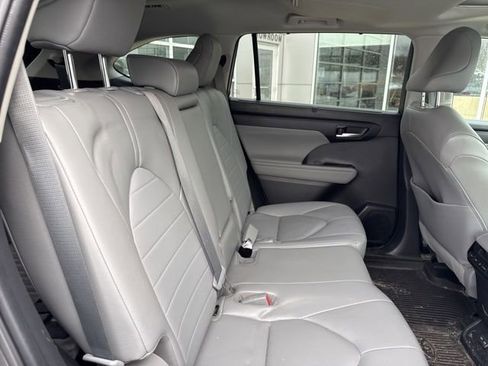 Used 2023 Toyota Highlander XLE image 27