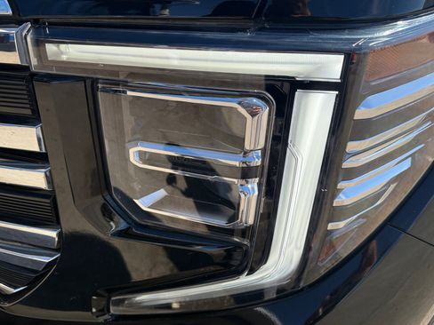 Used 2023 GMC Sierra 1500 SLT w/ SLT Premium Package AWD/4WD image 9
