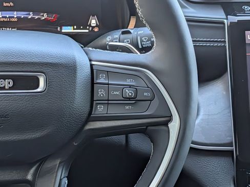 Used 2023 Jeep Grand Cherokee Limited w/ Black Appearance Package AWD/4WD image 20