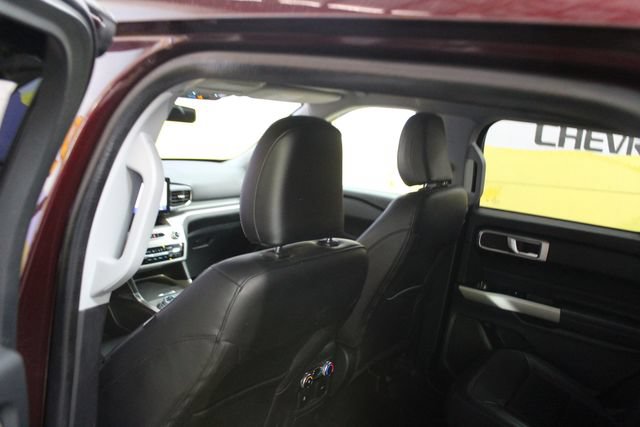 Used 2022 Ford Explorer XLT w/ Equipment Group 202A AWD/4WD image 10