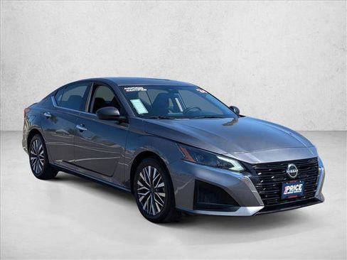 Used 2024 Nissan Altima 2.5 SV FWD image 3