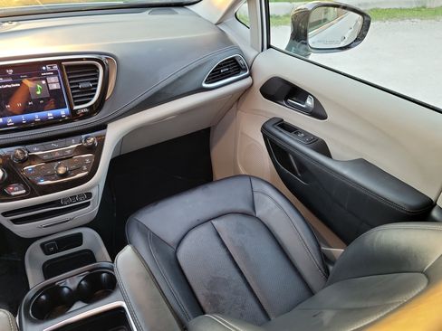 Used 2024 Chrysler Pacifica Limited FWD image 11