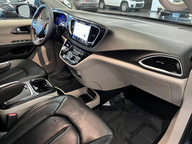Used 2024 Chrysler Pacifica Touring-L FWD image 22