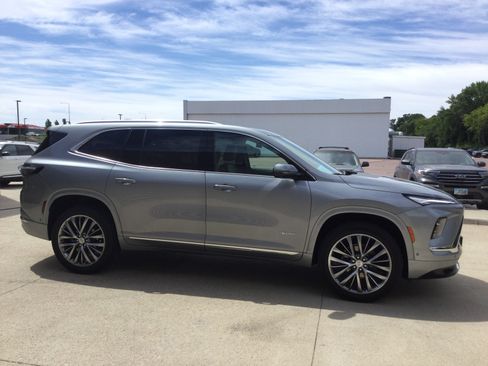 Used 2025 Buick Enclave Avenir w/ Super Cruise Package AWD/4WD image 4