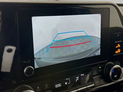 Used 2024 Toyota Highlander LE image 23