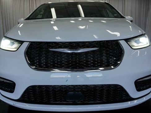 Used 2023 Chrysler Pacifica Touring-L FWD image 3
