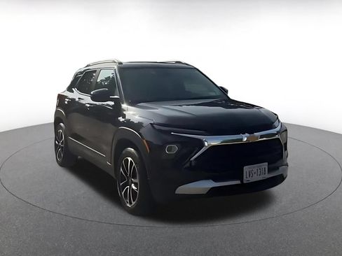 Used 2025 Chevrolet TrailBlazer LT FWD image 3