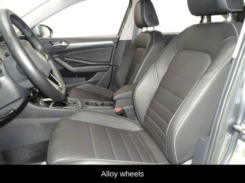 Used 2024 Volkswagen Jetta SE image 8