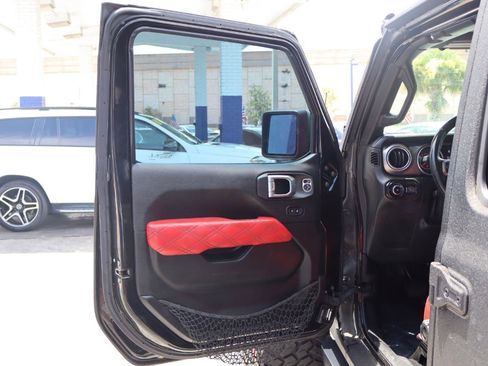 Used 2018 Jeep Wrangler Unlimited Sahara w/ Uconnect 4C Nav & Sound Group AWD/4WD image 11