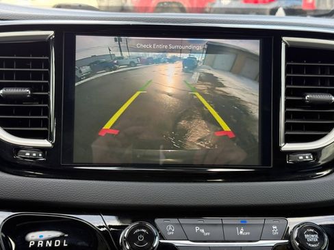 Used 2025 Chrysler Pacifica Select image 34