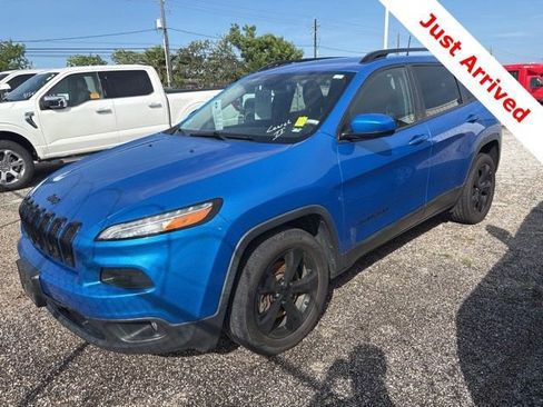 Used 2018 Jeep Cherokee Latitude w/ Altitude Package FWD image 1