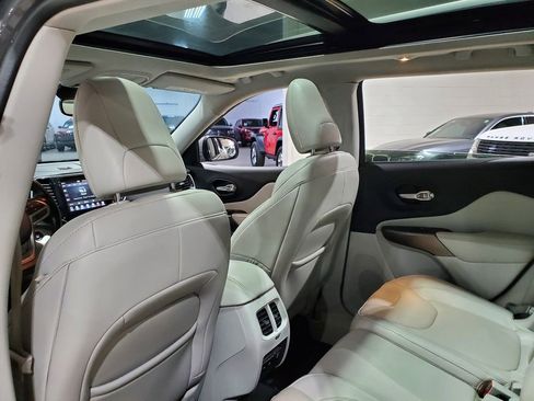 Used 2020 Jeep Cherokee Limited w/ Luxury Group FWD image 25
