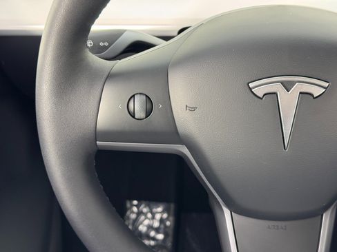 Used 2024 Tesla Model Y Long Range AWD/4WD image 19