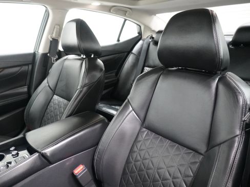 Used 2016 Nissan Maxima Platinum w/ Interior Lighting Package image 10