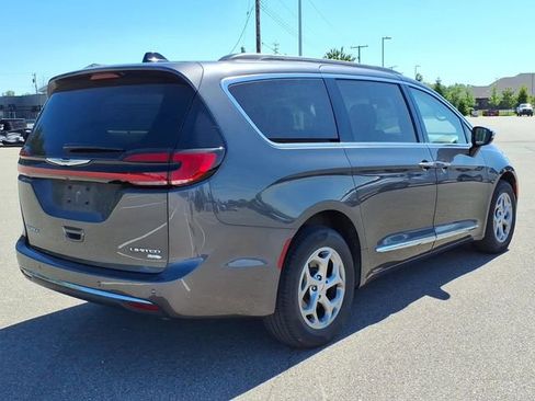 Used 2023 Chrysler Pacifica Limited AWD/4WD image 3