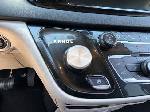Used 2024 Chrysler Pacifica Touring-L FWD image 11